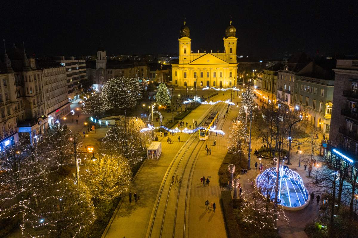 Ulica w Debreczynie przystrojona na Święta © Hungarian Tourism Agency