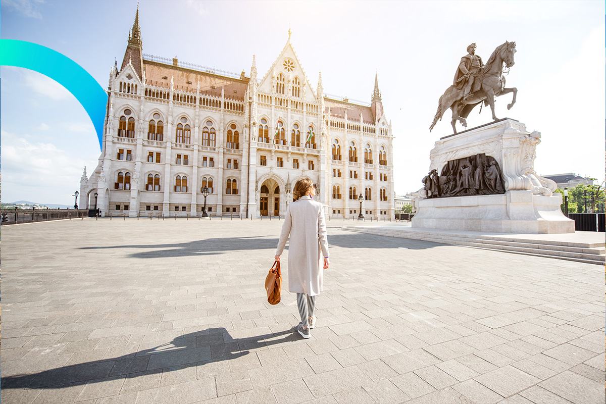 Žena na námestí v Budapešti © iStock