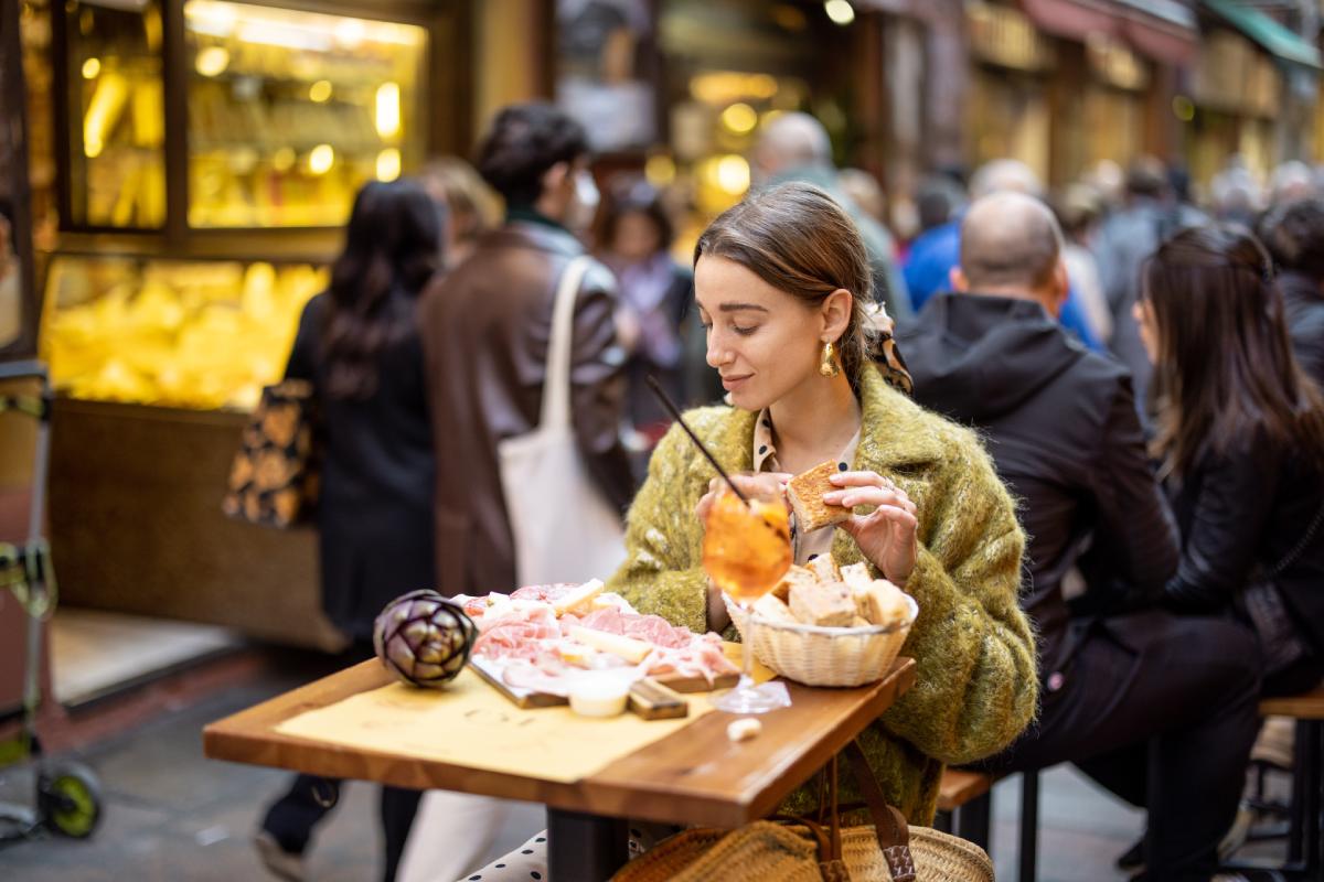 Kobieta podczas posiłku w Bolonii © iStock