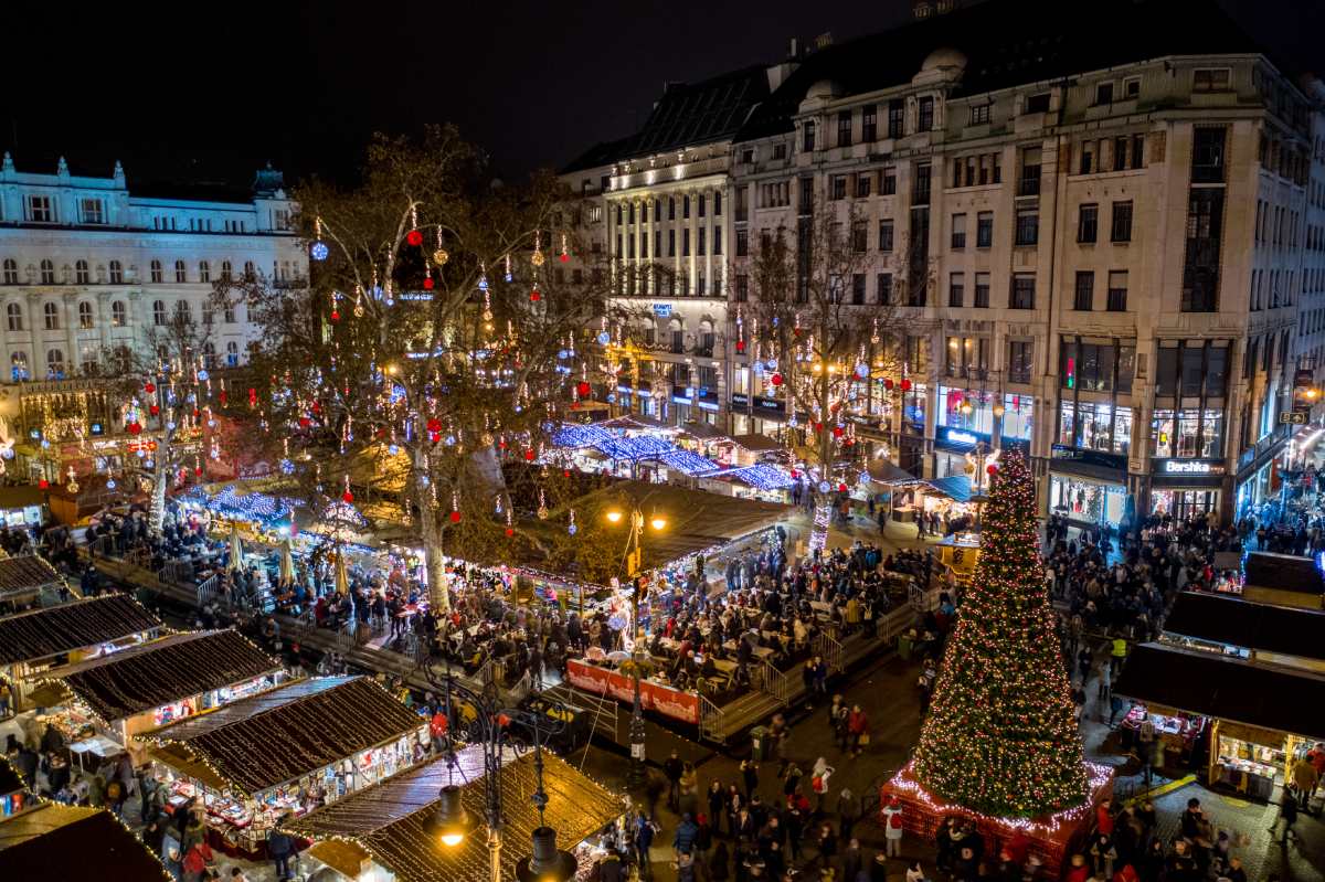 Jarmark świąteczny z lotu ptaka © Hungarian Tourism Agency