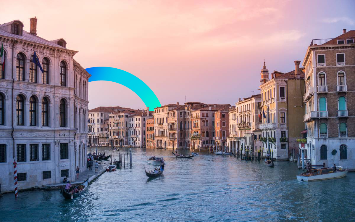 Gondola on the Venetian canal © iStock