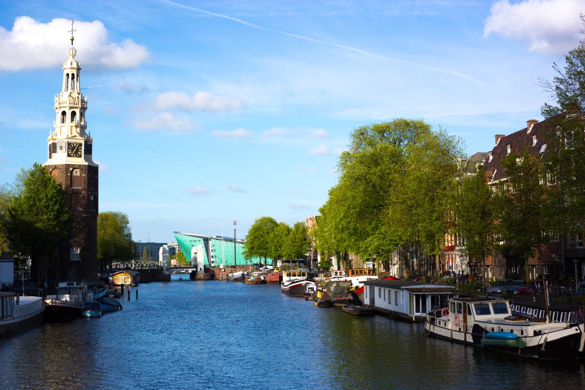 Widok na kanał i NEMO Science Museum w Amsterdamie © iStock