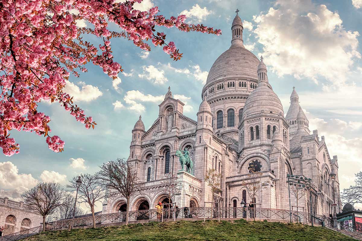 Bazylika Sacre Coeur na Montmatre © iStock