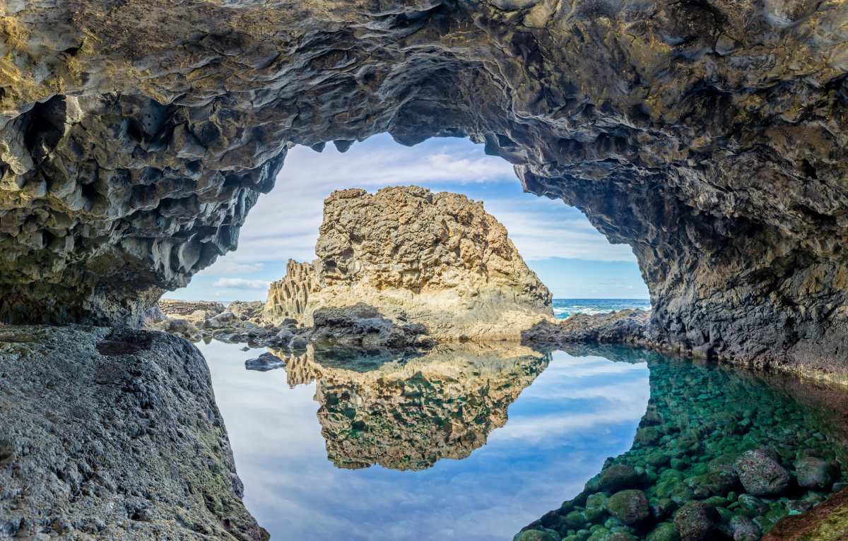 Charco Azul cave na El Hierro island © iStock