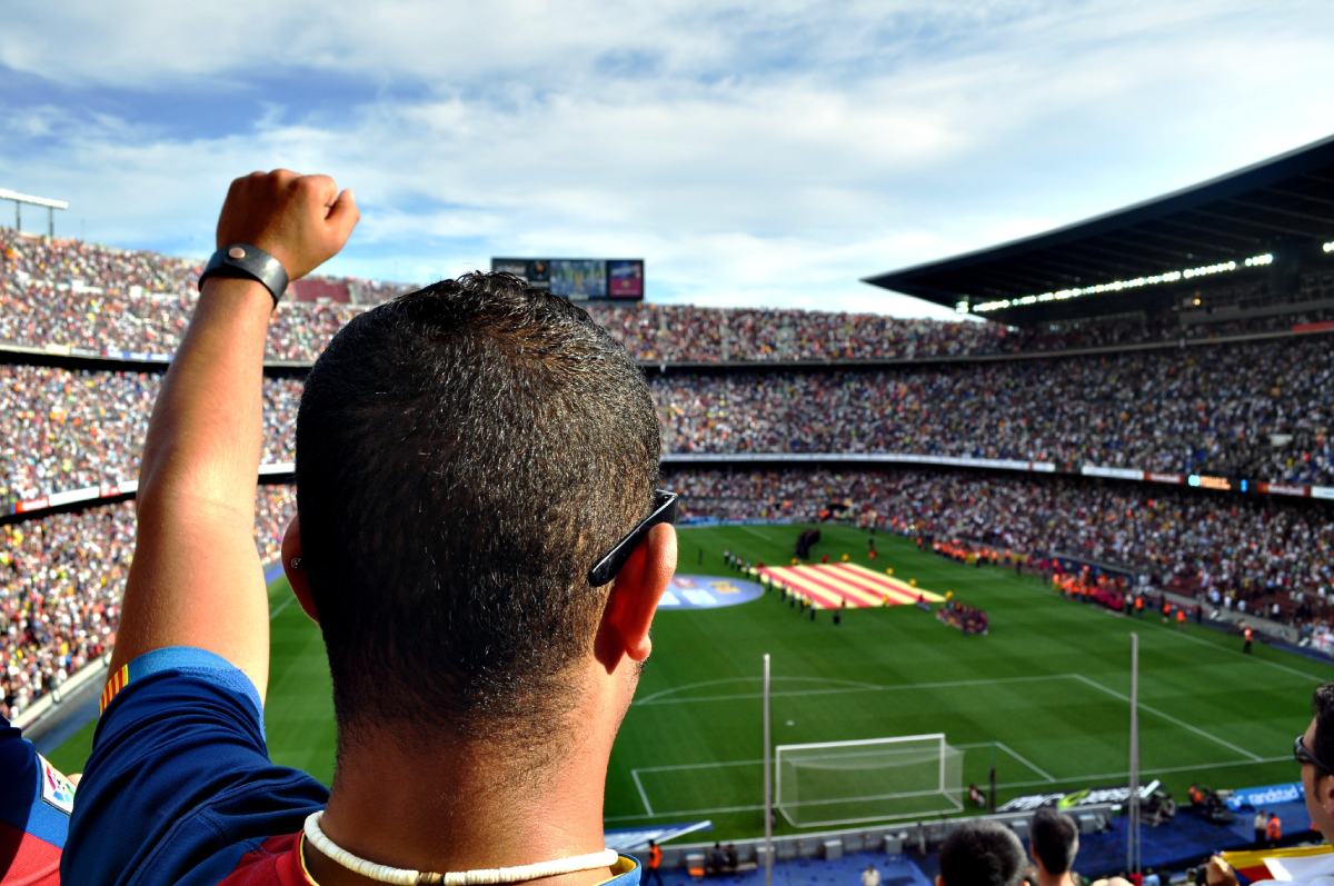 Fani na stadionie podczas meczu © pexels