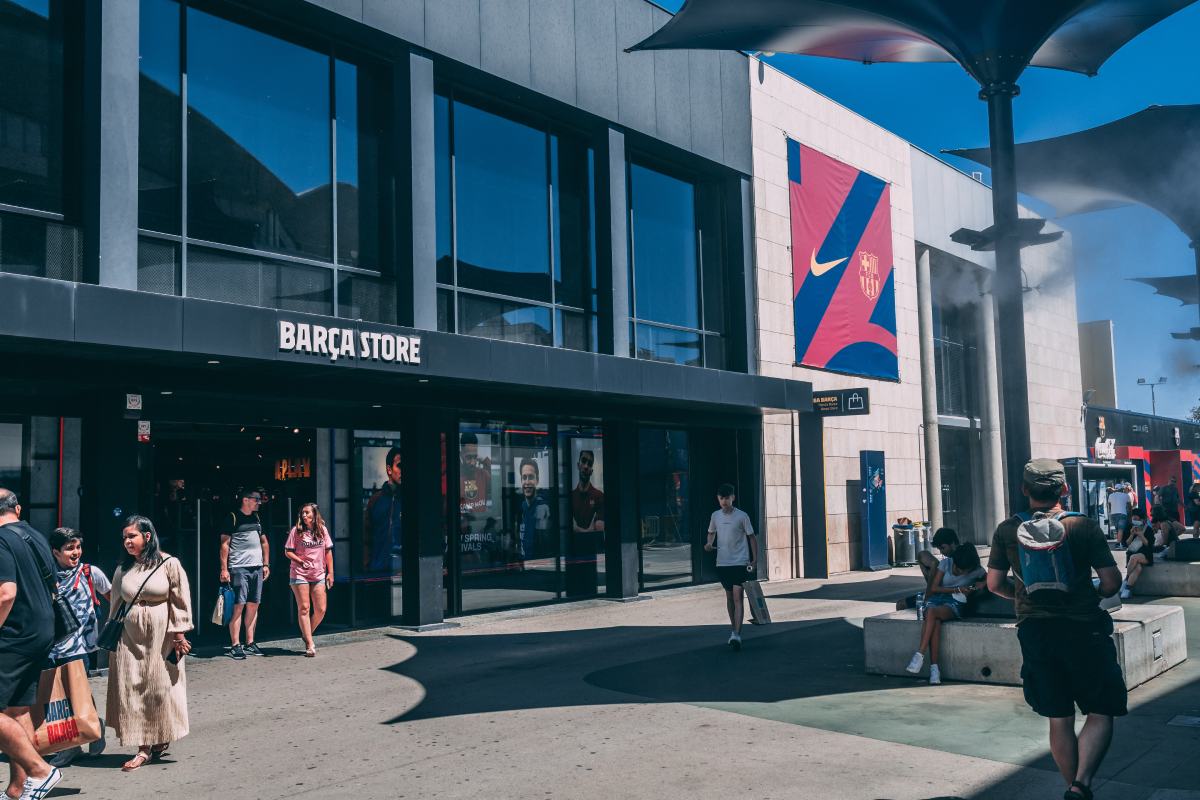 Fani wychodzący ze sklepu Barça store© unsplash