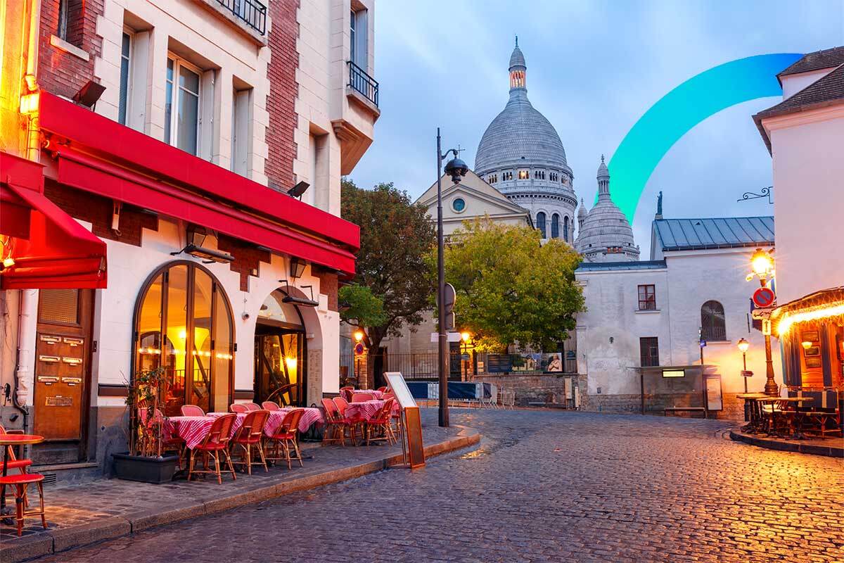 Cafes in Paris © iStock