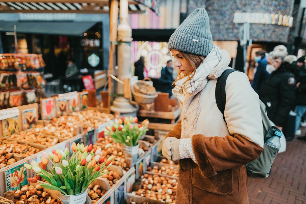 Woman buying tulips in Amsterdam © iStock