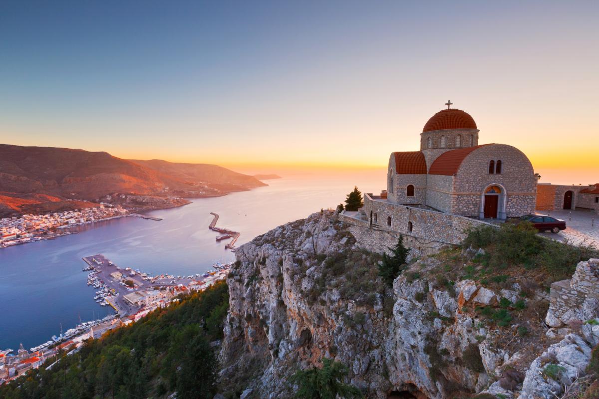 Monaster św. Sawy i wejście do portu w Kalimnos © iStock