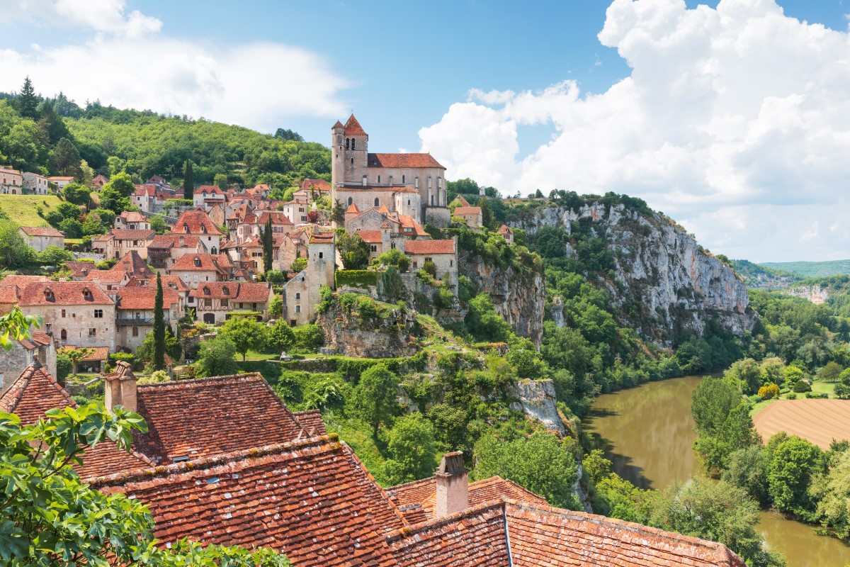 Saint-Cirq-Lapopie i urwisko nad rzeką Lot © iStock