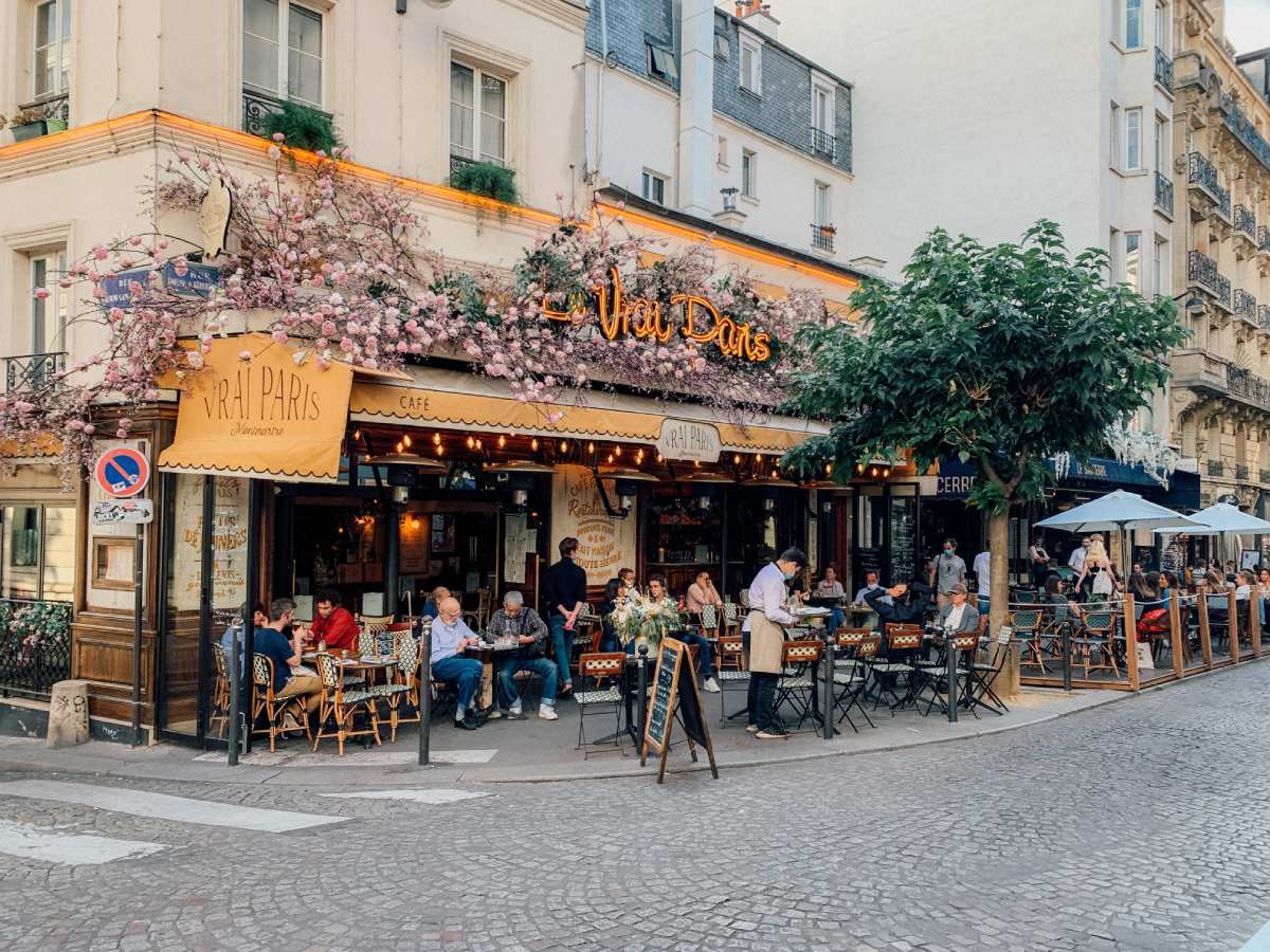 Beautiful cafe, from the street view © unsplash