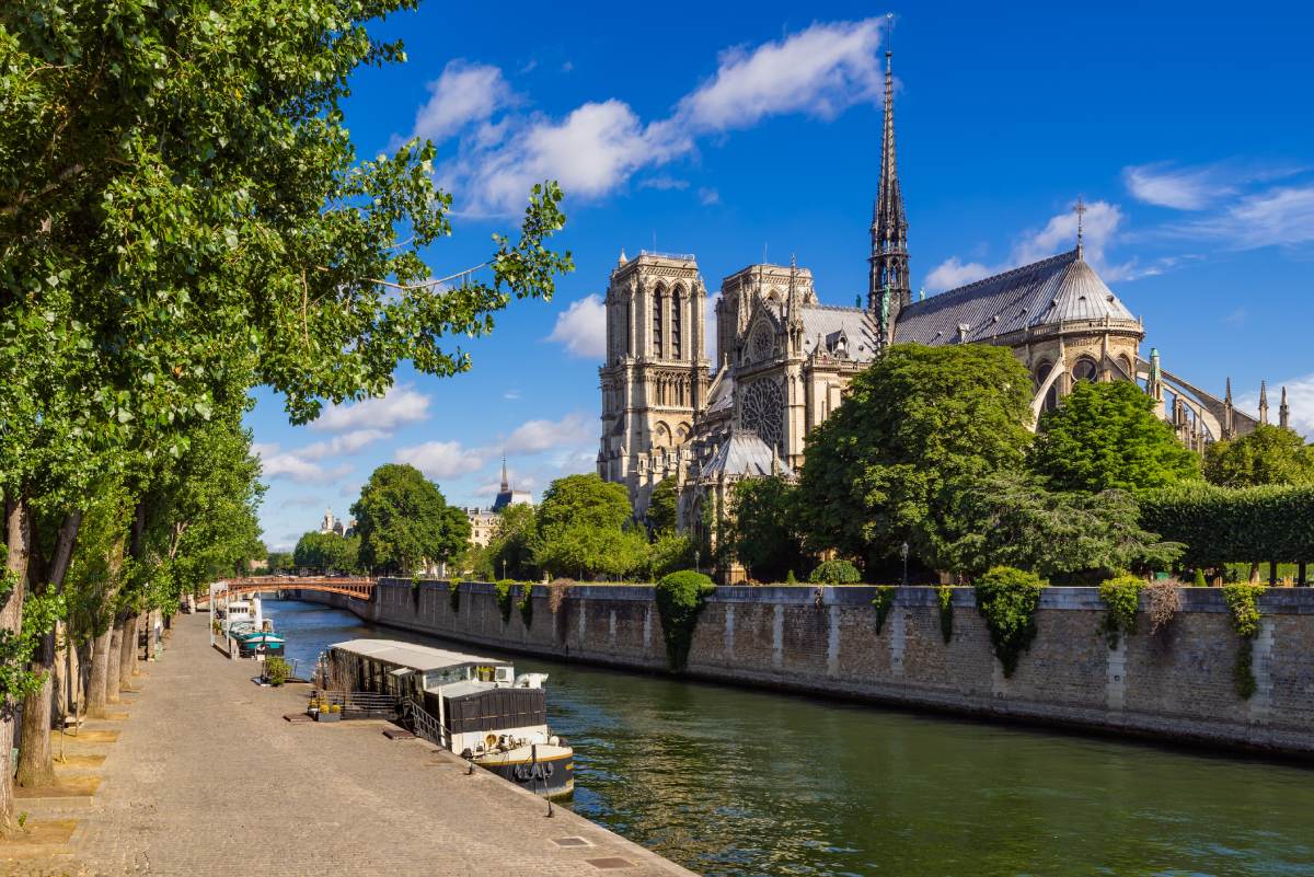 Widok na Notre Dame z przeciwnej strony Sekwany © iStock