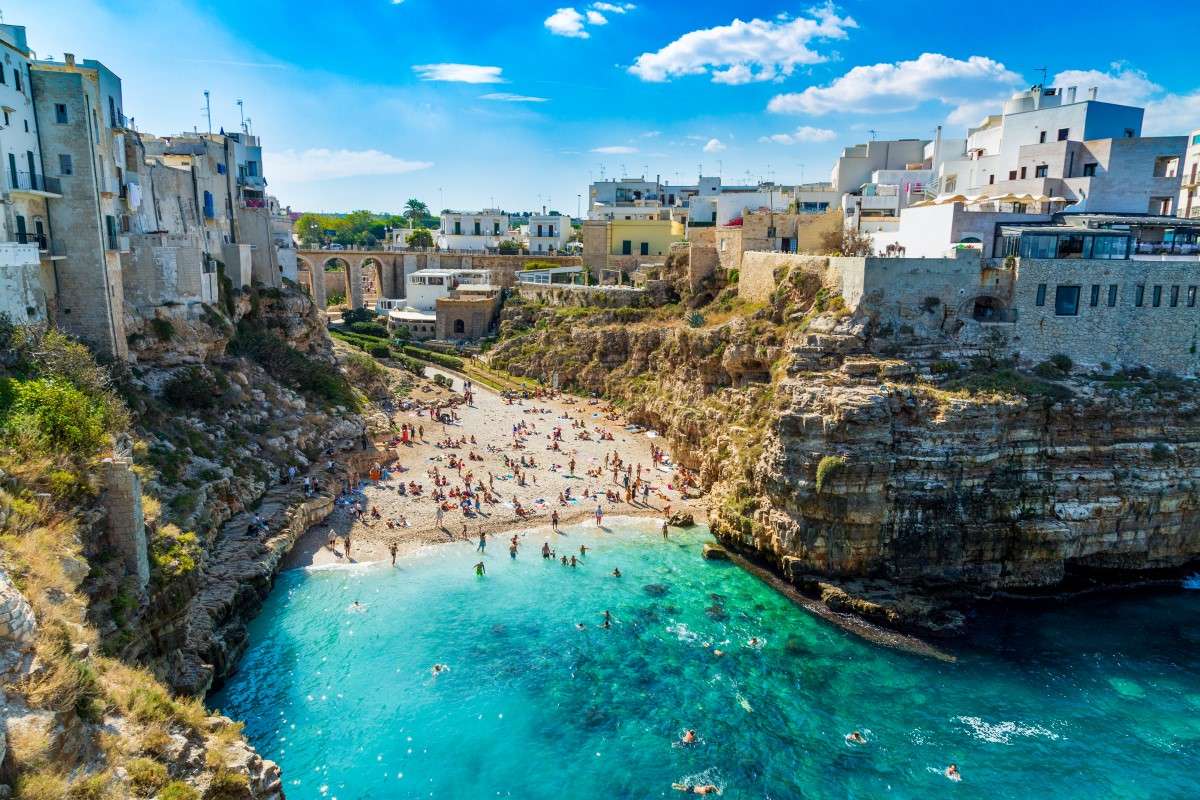 Plaża Lama Monachile w Polignano a Mare © iStock