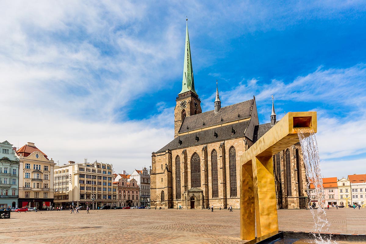 Plac Republiki i katedra św. Bartłomieja w Pilźnie ©iStock