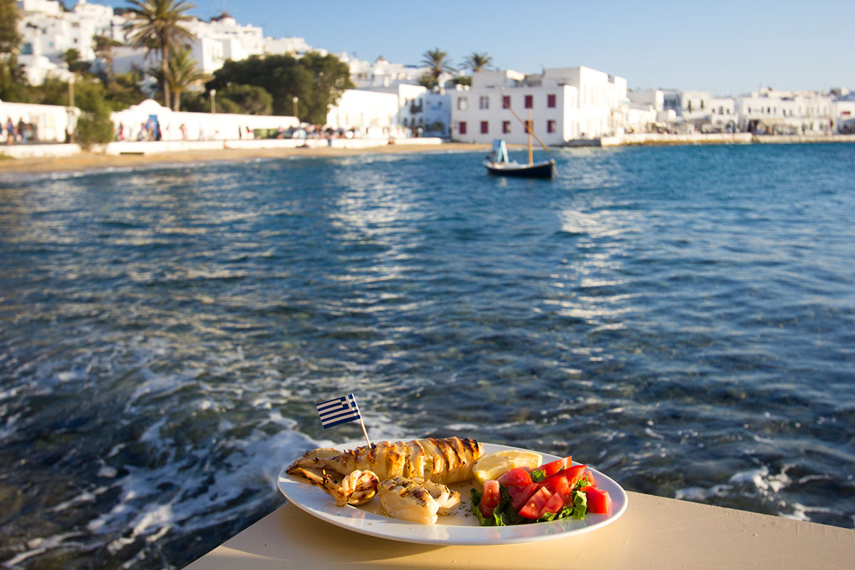 Sałatka i smażone kalmary w Mykonos ©iStock